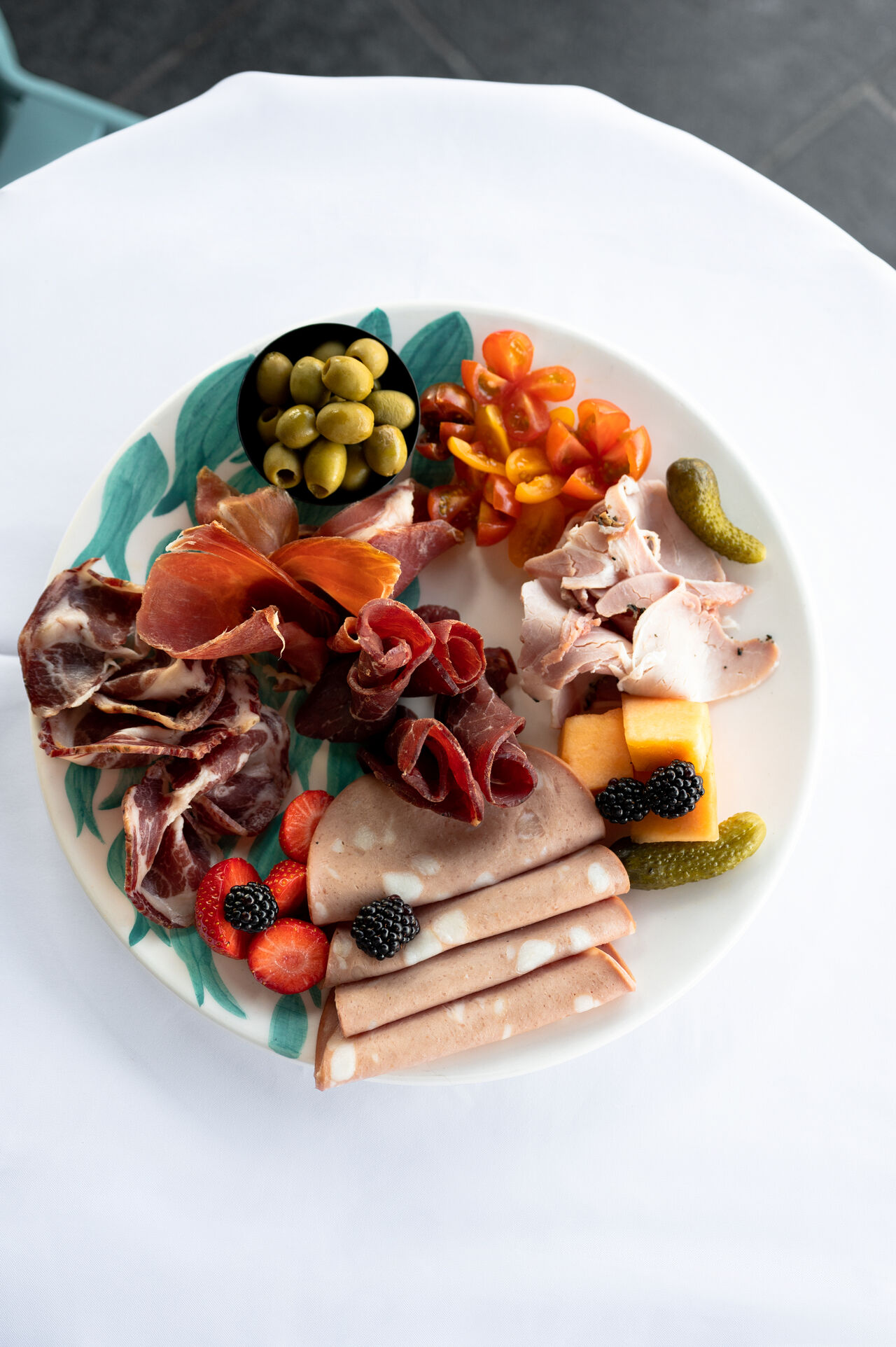 Assiette Apéro Charcuterie, produits soigneusement sélectionnés parmi les meilleurs producteurs d'Italie et du terroir Français.