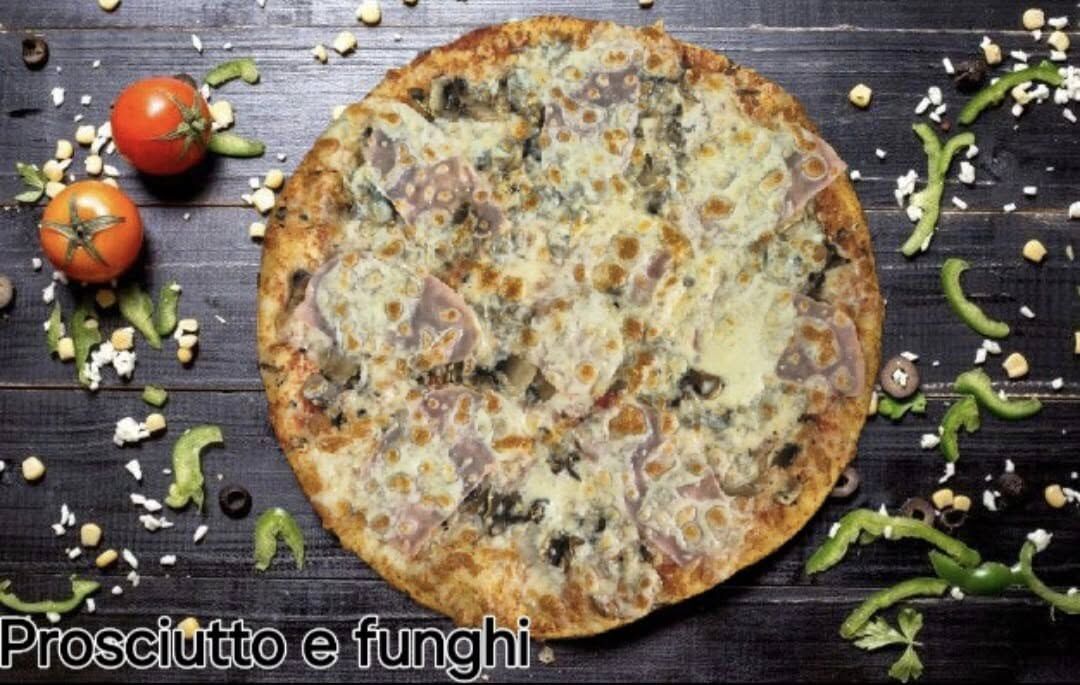 Sos rosii, mozzarella, șuncă, ciuperci