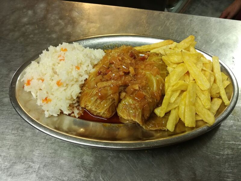 Salsichas frescas enroladas em couve lombarda