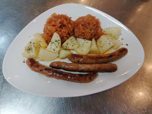 Roštilj kobasica, prženi kupus, kuhani krumpir