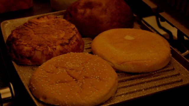 Így készül nálunk egy igazán sajtos hamburger