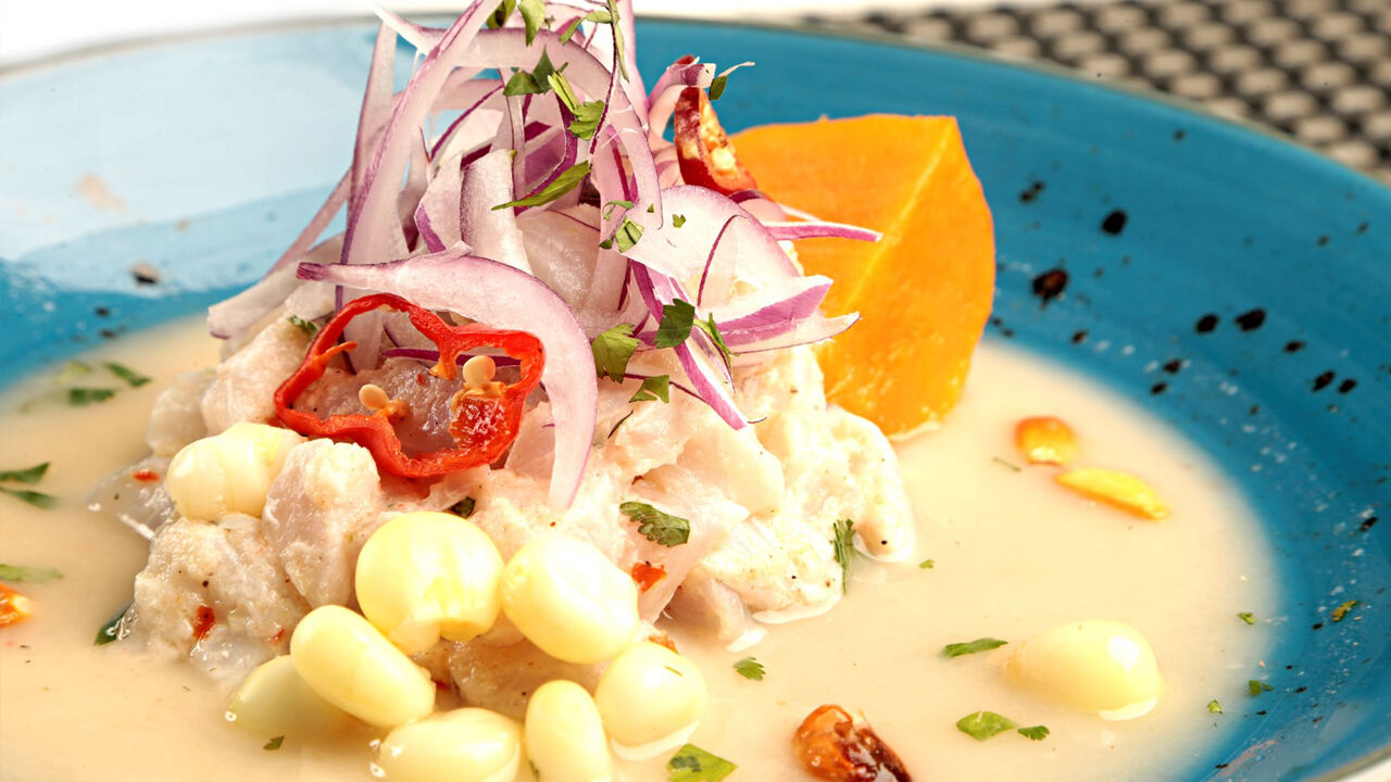 Ceviche
Pescado ( Corvina) , Marinado en Lima, Sal , Ajíes, con guarnición de batata ( Camote) , maíz choclo, maíz cacha.