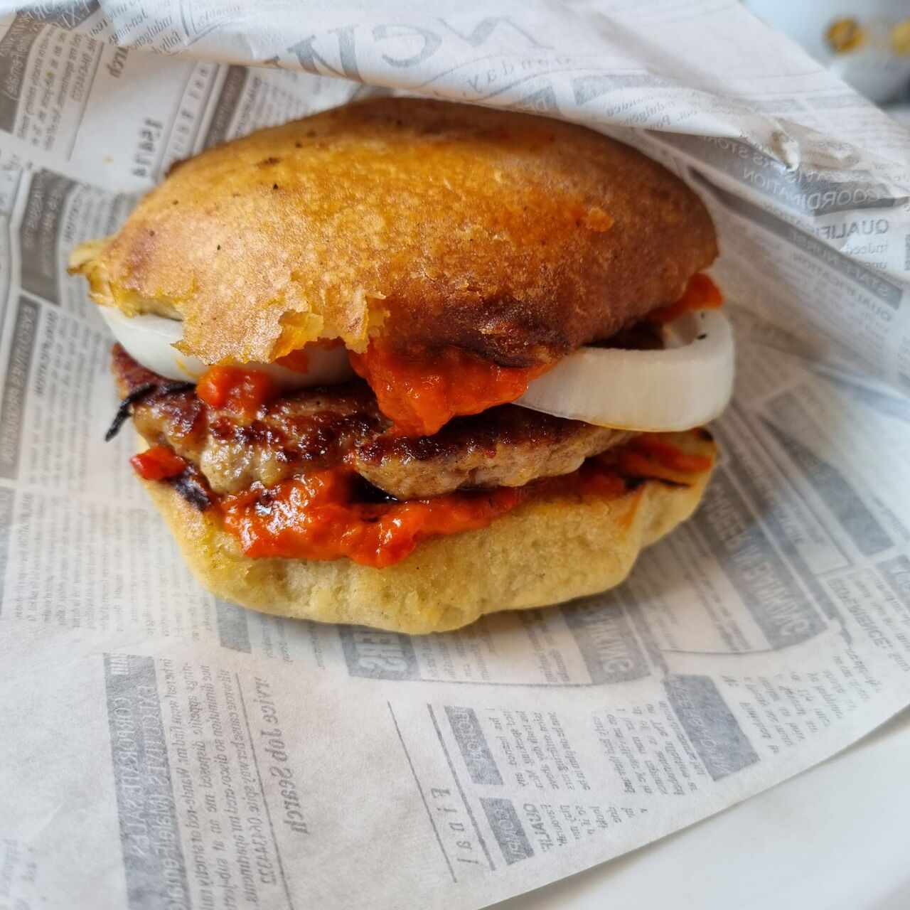 Lepinja als Vorspeise mit Ajvar und Rind/Schweinefleisch Hacksteak 