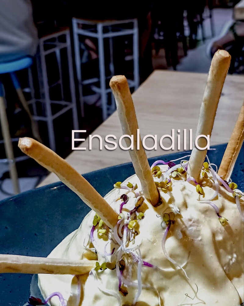 Ensaladilla rusa con salsa huancaína y grissinis