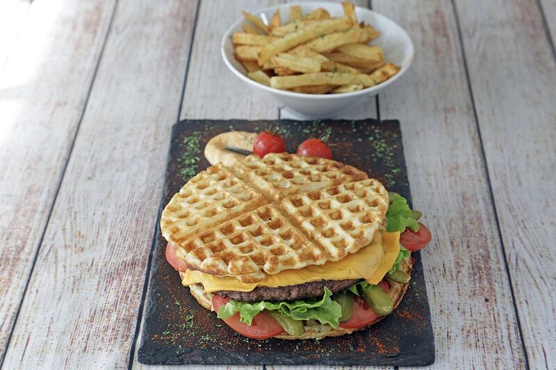 Waffle Story Burger ... Sauce biggy burger, salade, tomates, oignons rouges, cornichons, Steak 180g, cheddar + Frites 