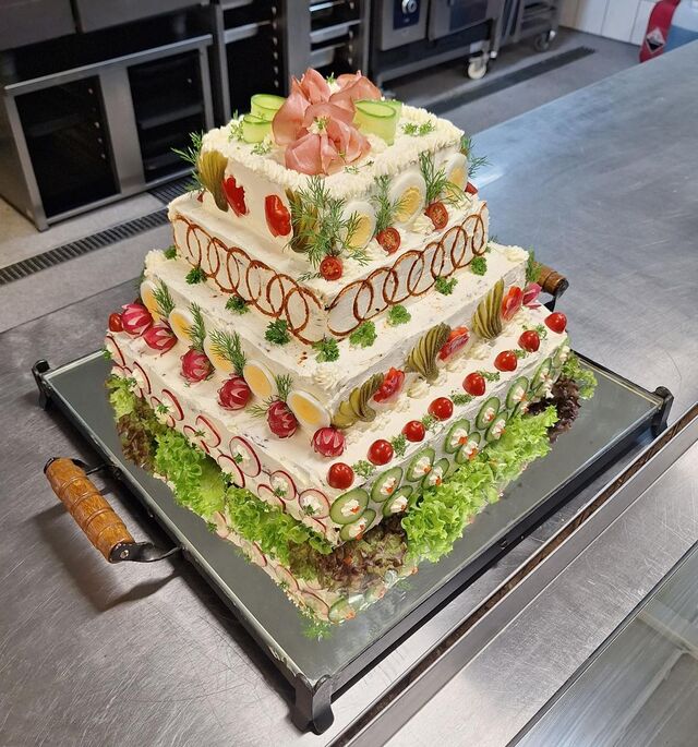 Leberkäs-Hochzeitstorte