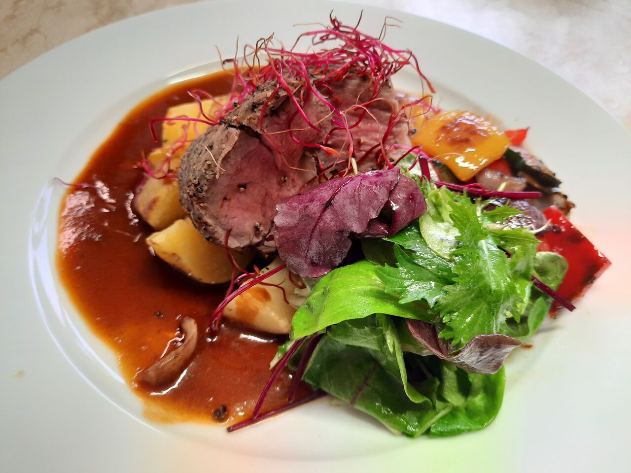 Vepřová panenka s omáčkou demi glace, opečené brambory