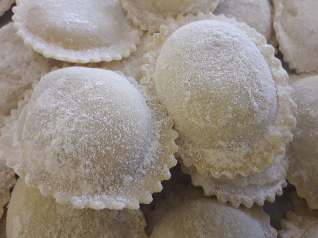 RAVIOLI VARI GUSTI... RICOTTA/SPINACI...PATATE/MENTA...RICOTTA/ZAFFERANO...
RICOTTA DOLCI...