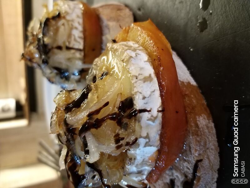Tosta de queso de cabra con tomate y cebolla caramelizada