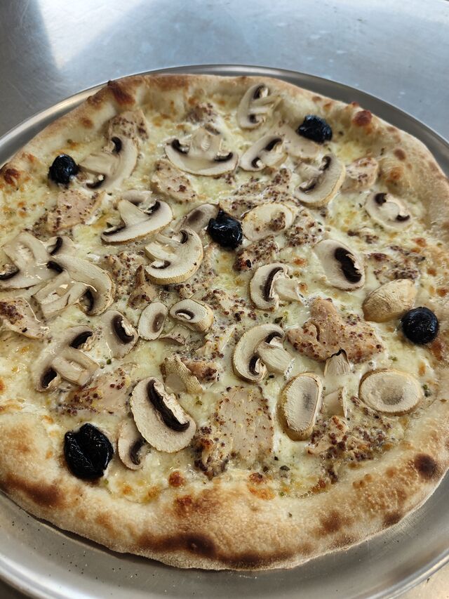 ELLE REVIENT : La poulette. C'est la pizza du moment. (Février 2024)