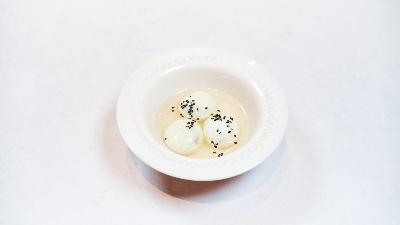 Kulki z mąki ryżowej z czarnym sezamem