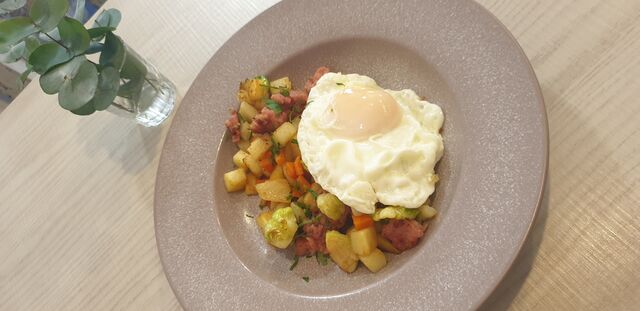 Pyttipanna (salteado con hortalizas, longaniza y huevo frito). Swedish dish.