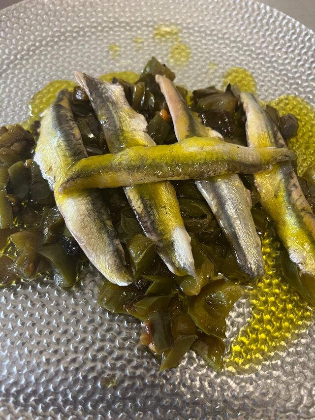 Pimiento verde pochado con sardinas en aceite