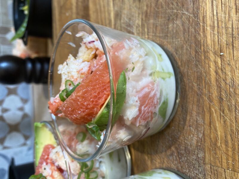 verrine tartare de crabe , mayonnaise combawa et suprême de pamplemousse