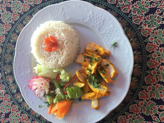 MENU ENFANT -(Midi et Soir) 8€ Poulet Tikka et du Riz. Servie avec de la salade.DESSERT-Glace ou sorbet (2 parfums au choix)