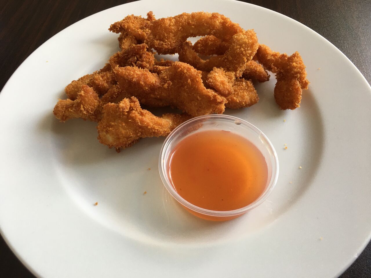 Chicken-Sticks (Hühnerbrustfilet-Streifen) paniert, dazu süß-saure Sauce 