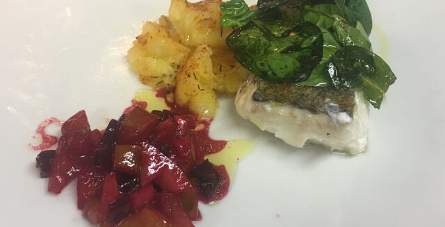 Merluza a la plancha con remolacha y chips de espinacas 