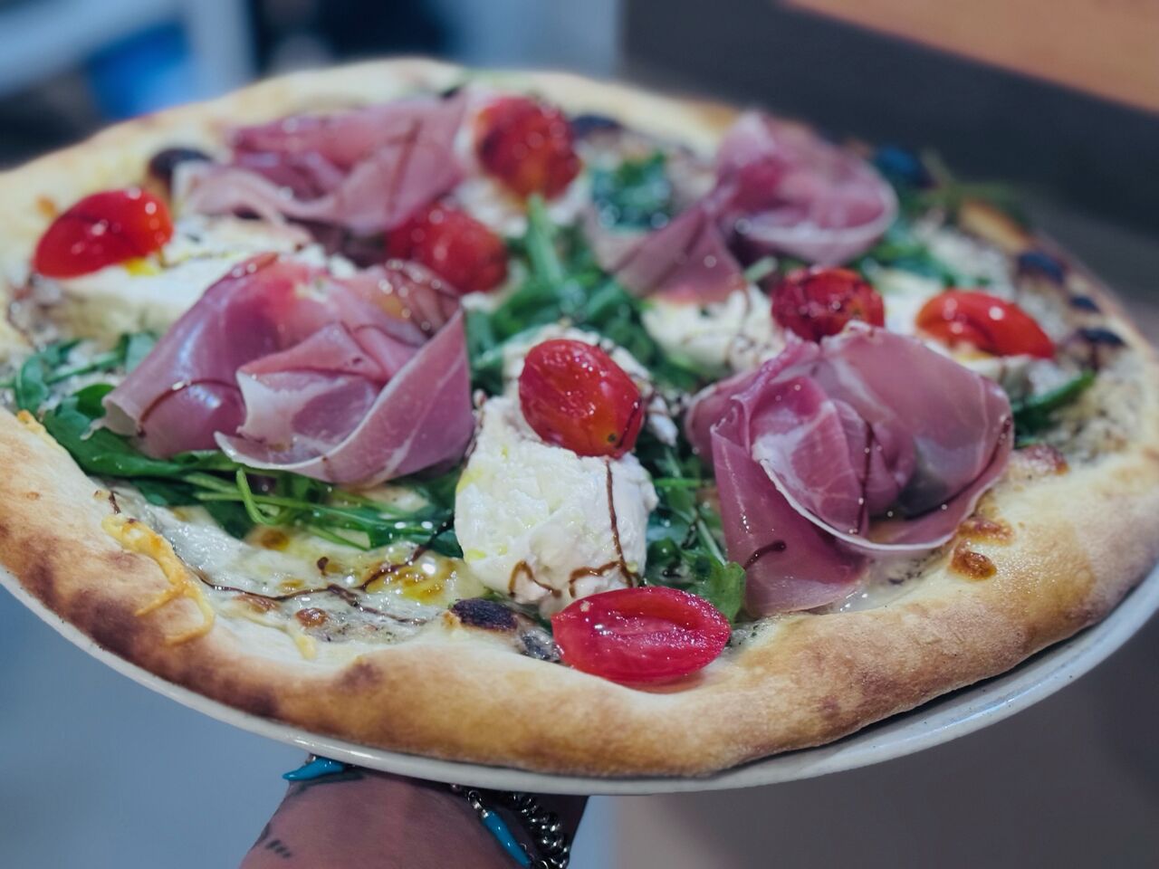 Pizza mit Trüffel creme, Parmaschinken und Buffel Mozzarella