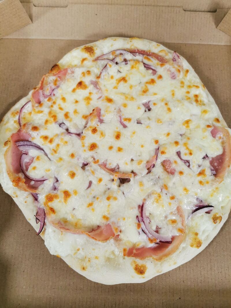 Pizza base crème : crème fraîche, oignons, pancetta, parmesan et mozzarella