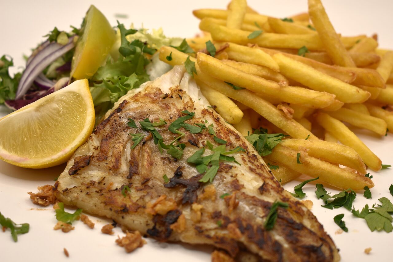 Cabillaud à la plancha / frites, salade