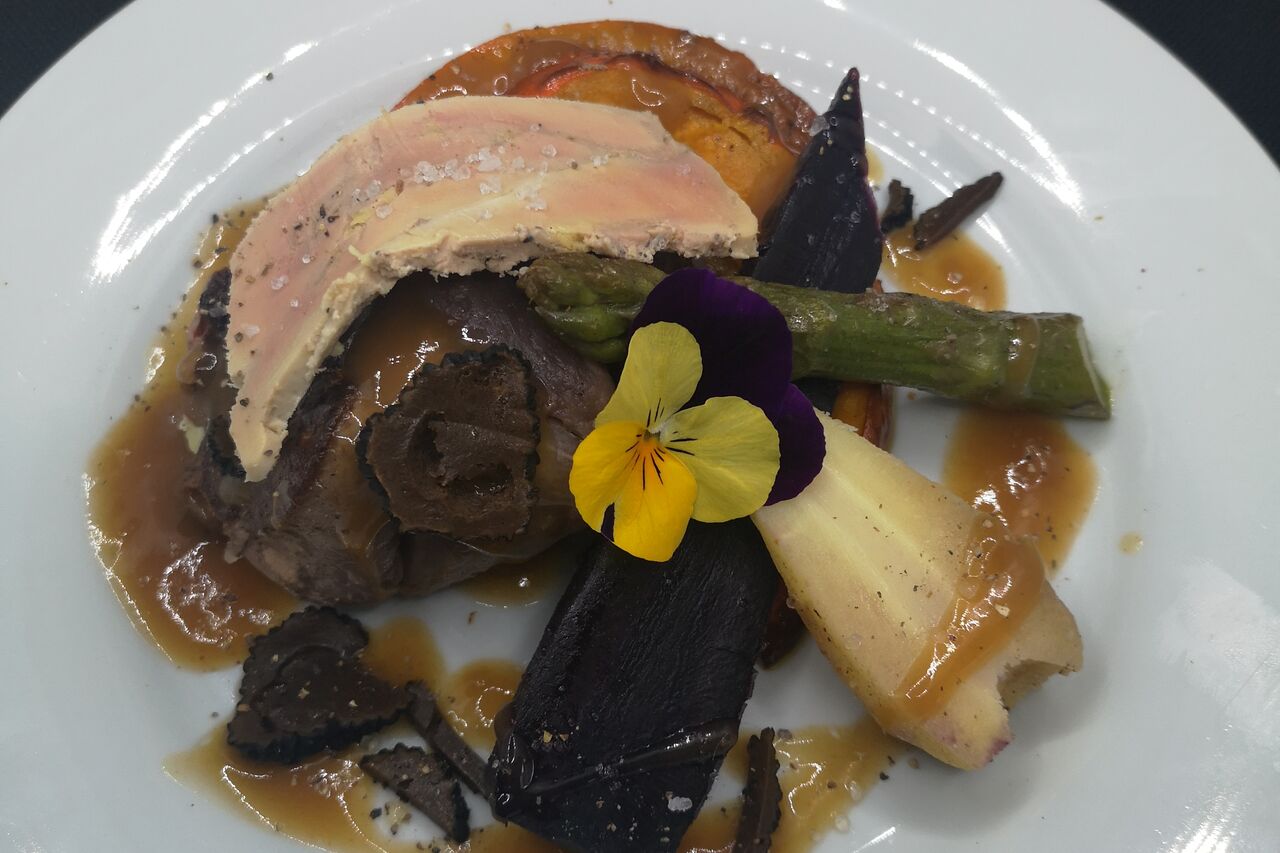 Pavé de cerf jus truffe et foie gras et légumes de saison
