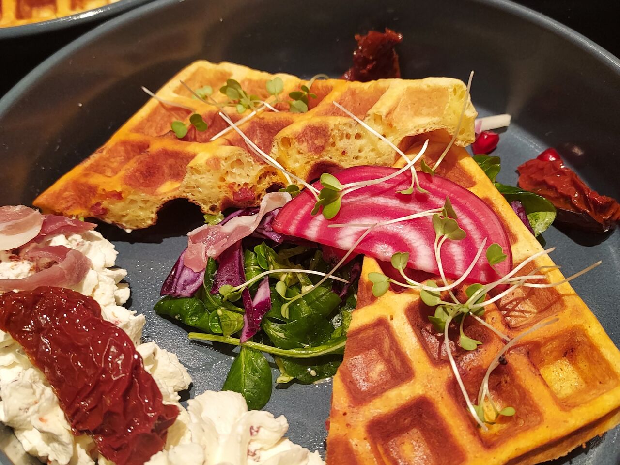 gaufre au chorizzo et espuma de jambon fumé