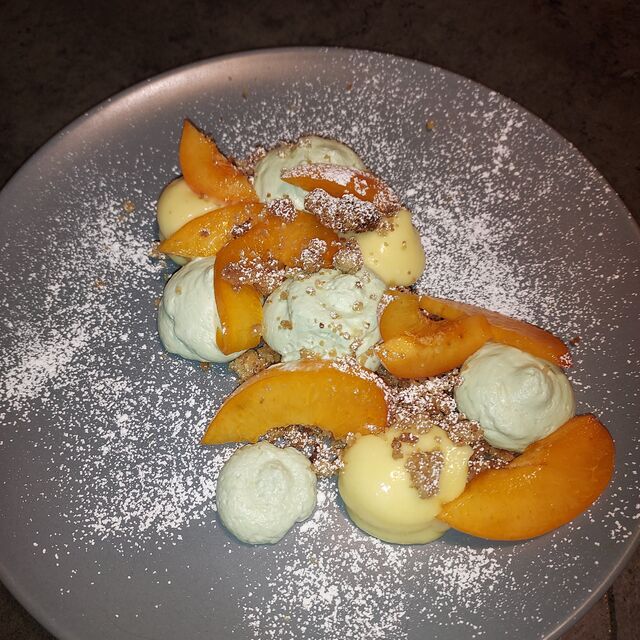 crumble amandes , mousse noisettes , abricots infusés à l eau de fleurs d'orangé
