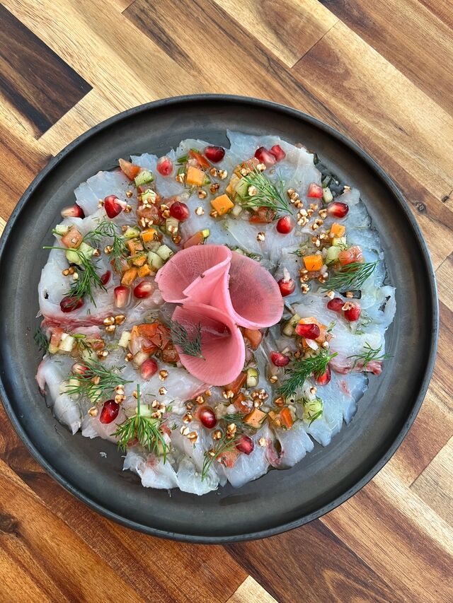 Carpaccio de maigre, condiment grenade citron vert, cebette, aneth