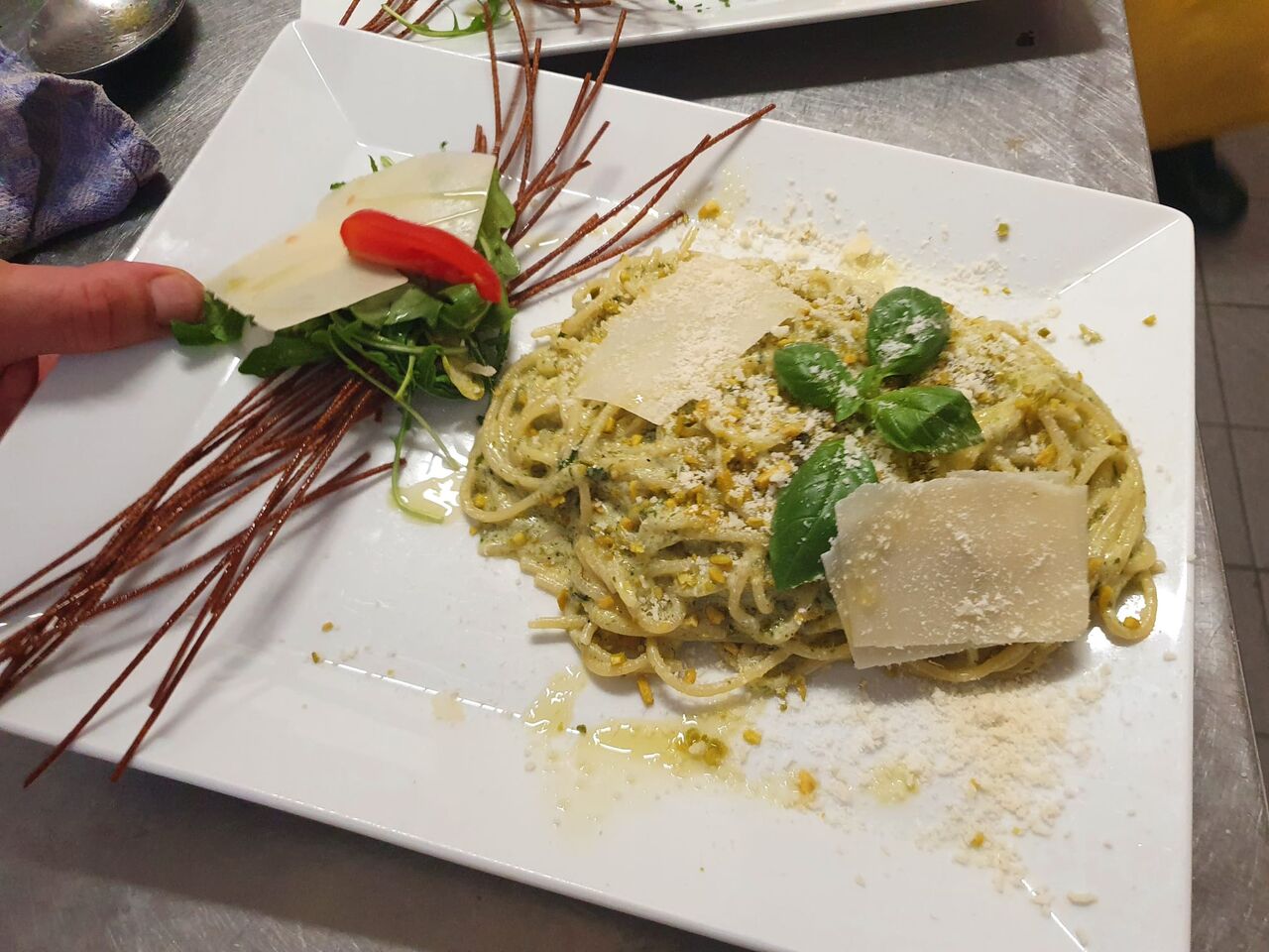 Spaghetti con crema di burrata, basilico e pistacchio 