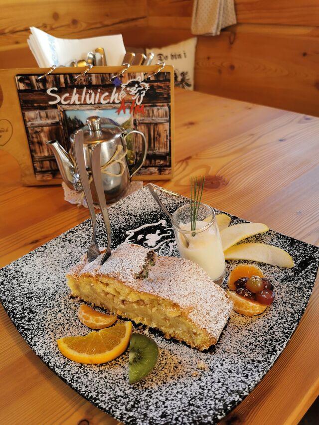 Hausgemachter Apfelstrudel mit Vanillesauce