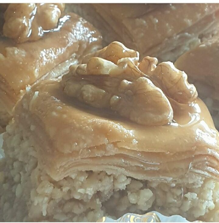 Baklawa algerienne aux noix une pâte feuilletée et des noix et du miel 