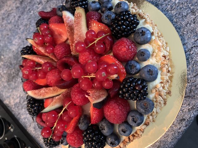 Charlotte fruits rouges
Biscuits cuillères maison
Crème mousseline vanille
Fruits rouges frais de saison 