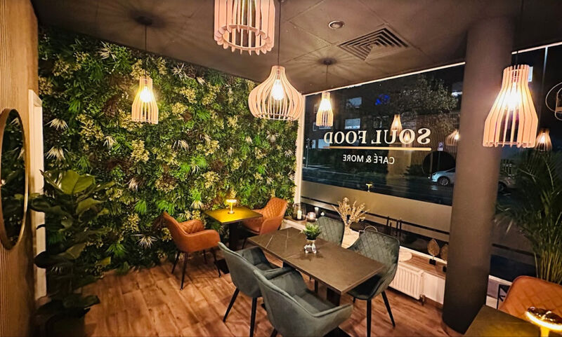 Ein schön gedeckter Tisch mit liebevoll arrangierten Speisen