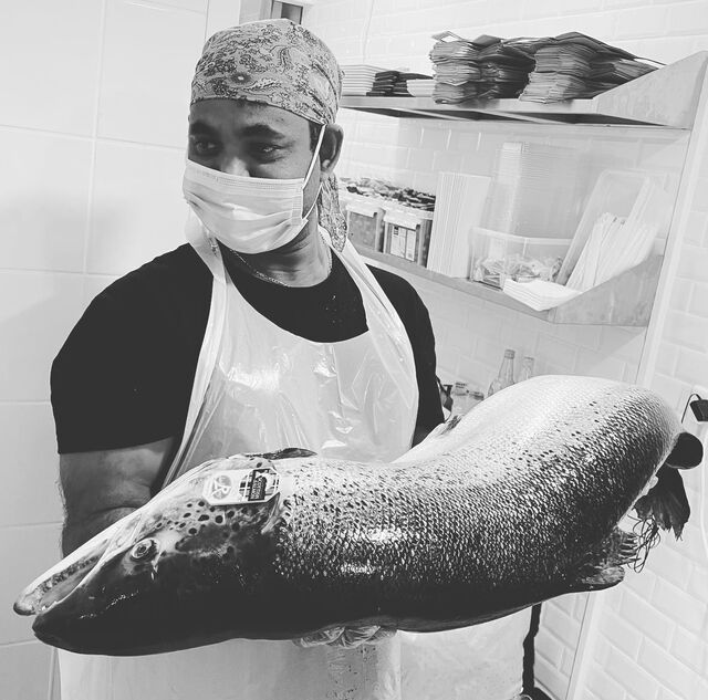 Seul les meilleurs saumons finissent leurs chemins chez Sakura ... Saumon Certifié supérieur Label Rouge ...