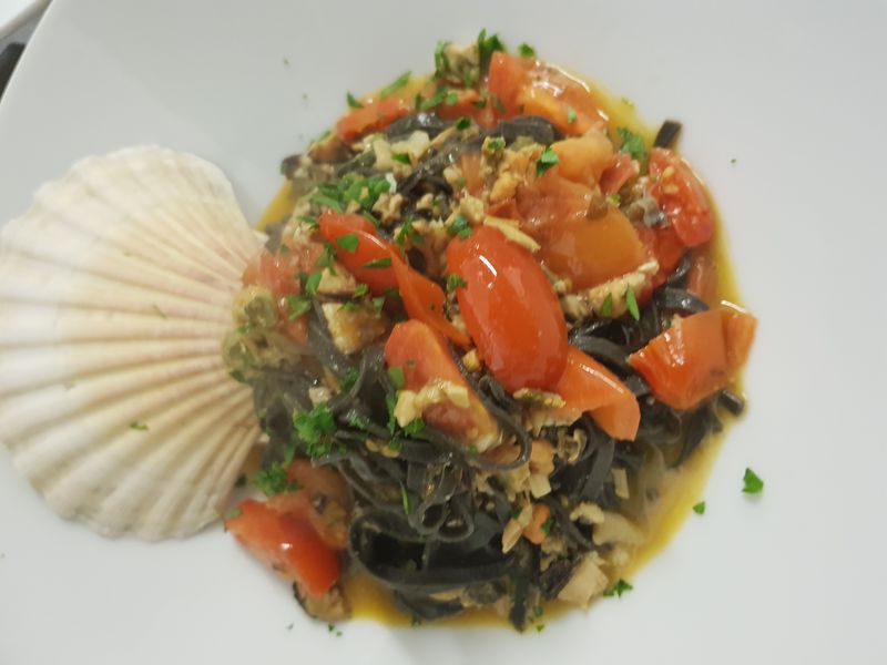 Tagliolino al nero di seppia con Ragù di Conchiglie (Cozze Ostriche e Capesante)