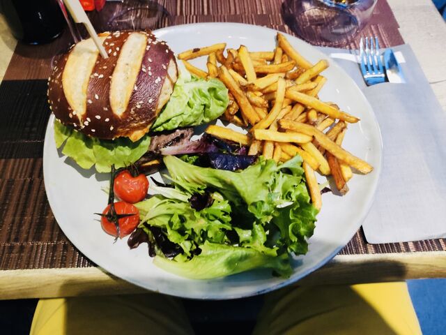 Burger Fringale au pain Bretzel, frites Maison, salade