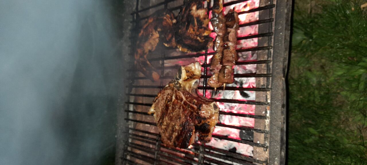 Les grillades: bœuf / agneau /poulet de 10 à 30 €voir sur la page FB