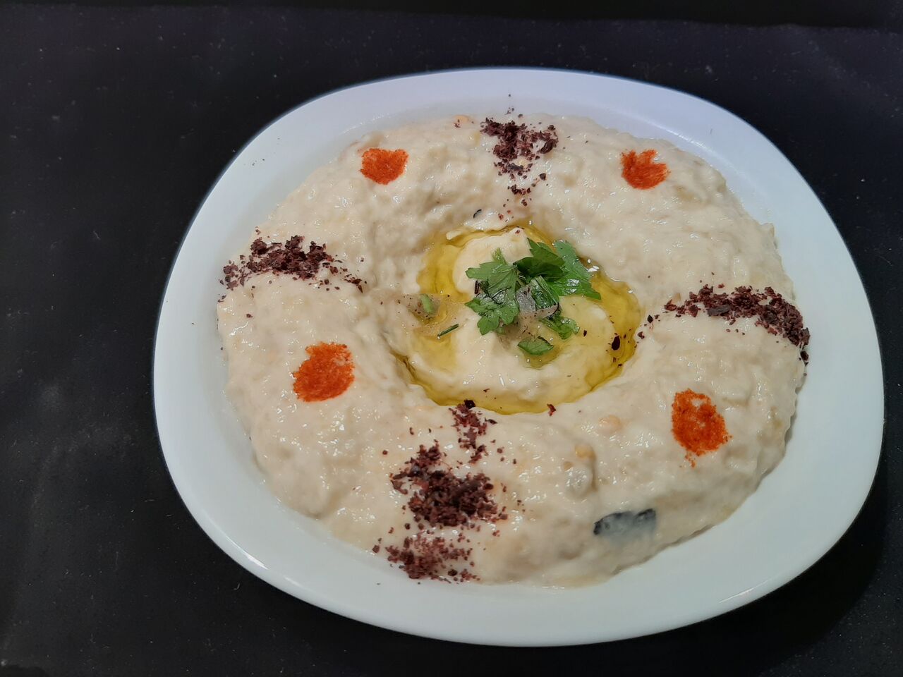MOUTABAL/BABA GHANOUJ
purée d'aubergine, sésame, citron, huile d'olive