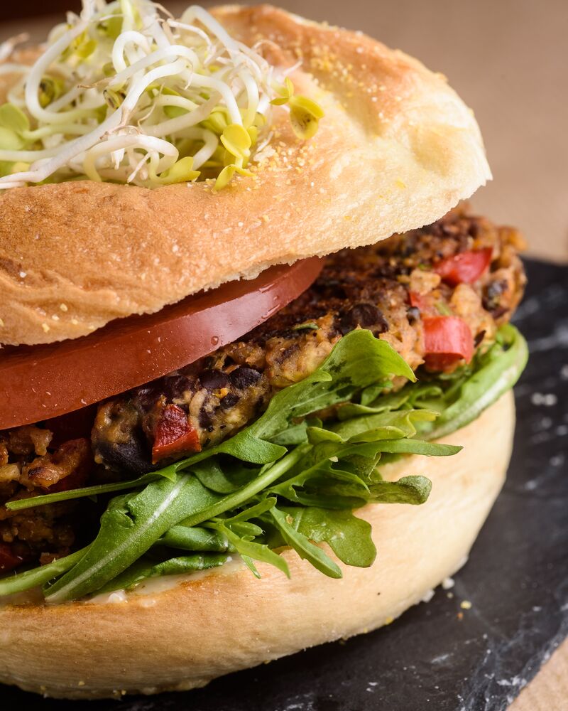 Hamburgures : o de carne , o veggie com grão e ovo e este é o vegan com feijão preto e aveia