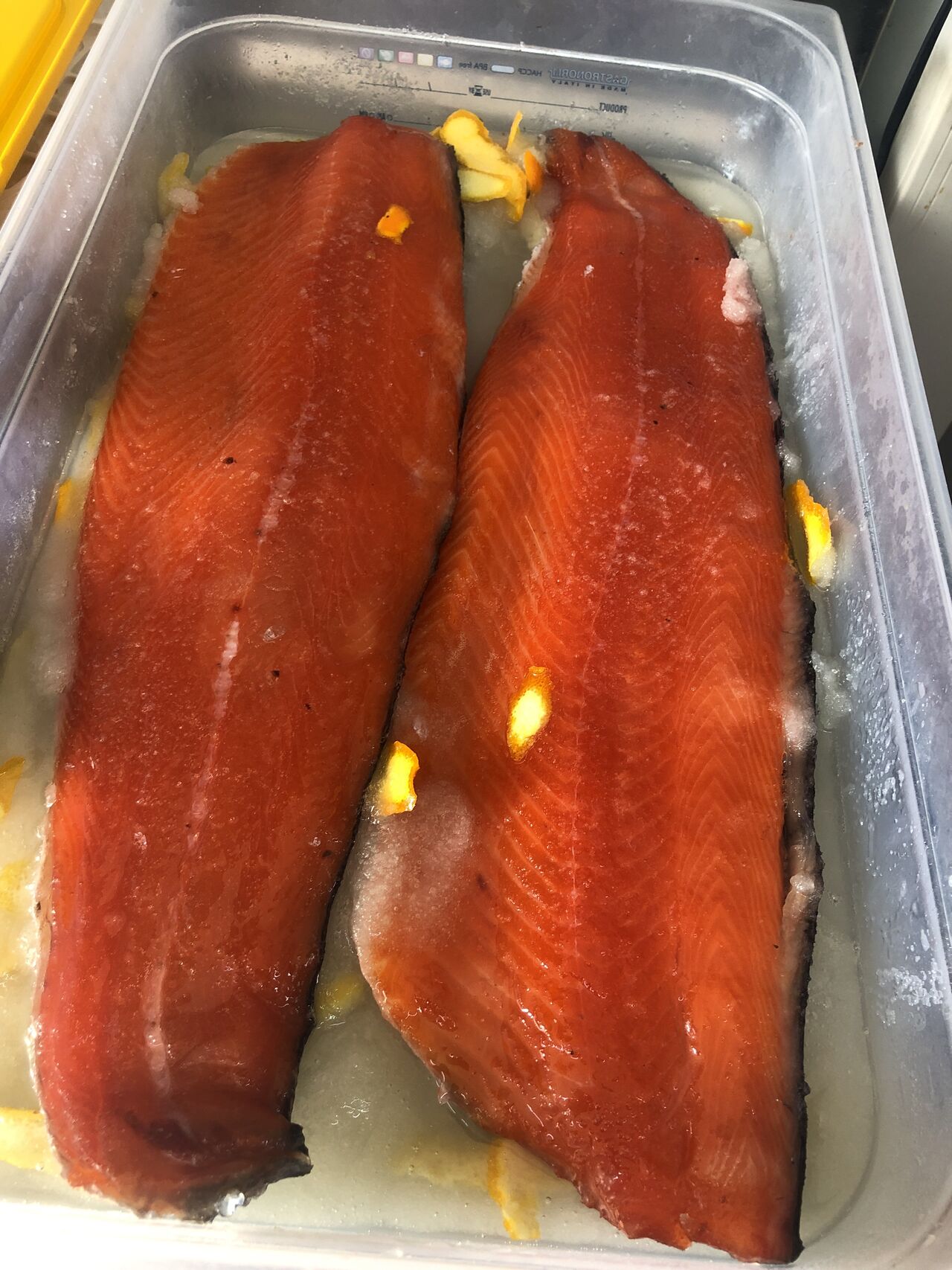 salmone appena marinato...pronto per l'affumicatura