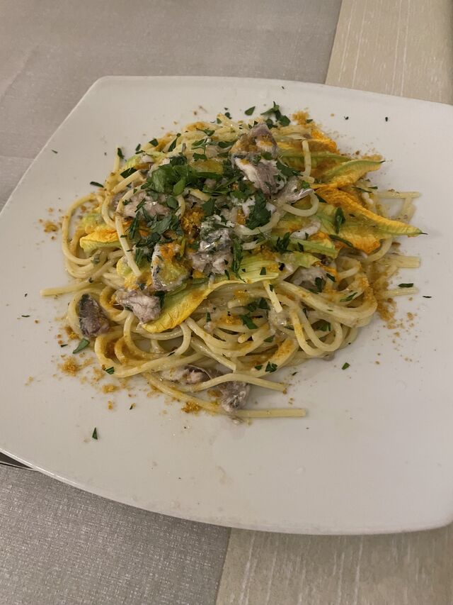 SPAGHETTI CON ALICI FIORI DI ZUCCA E BOTTARGA 