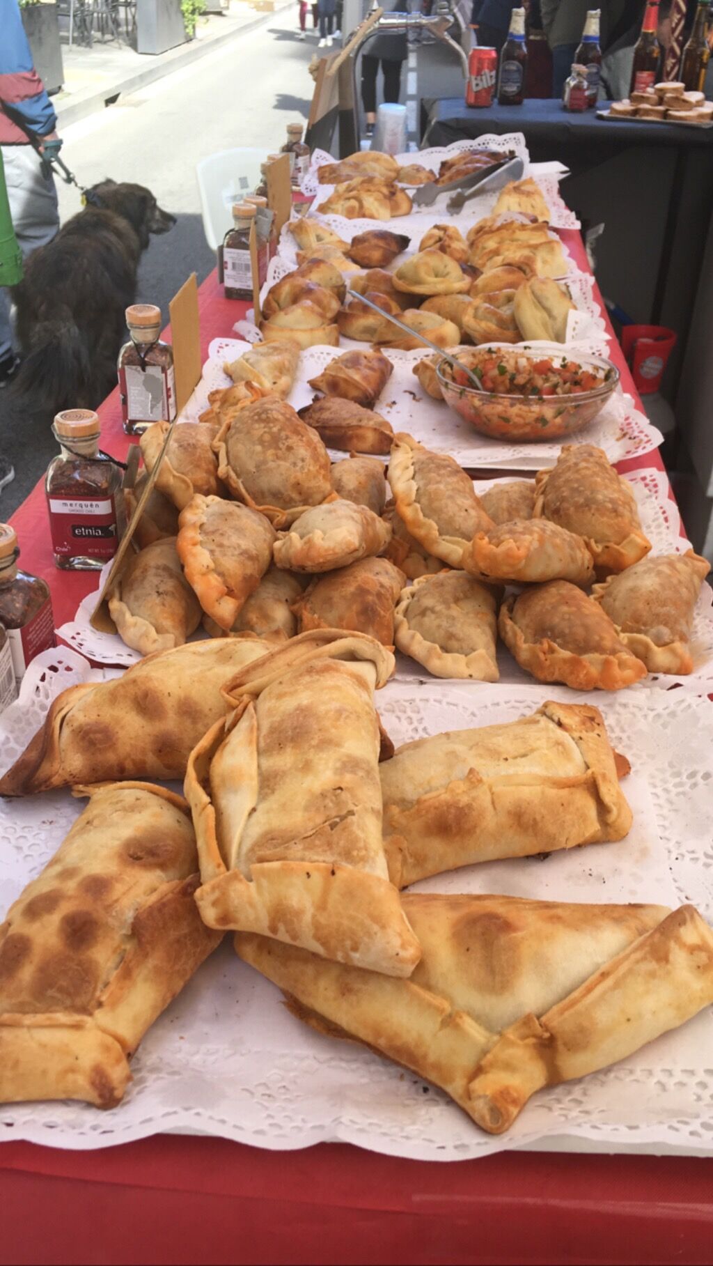 Empanadas típicas chilenas, las llamamos xl. Tenemos también de tamaño más pequeño y de varios sabores.