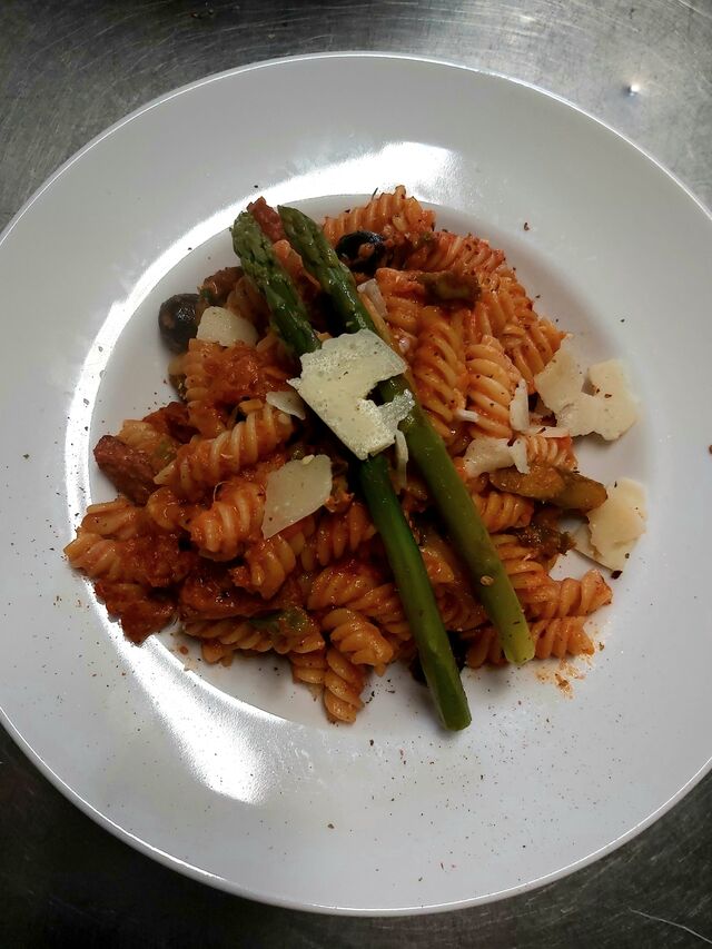 Französische Nudelschale mit Merguez Oliven und Knoblauch in Paprika-Tomatenrahm mit grünem Spargel