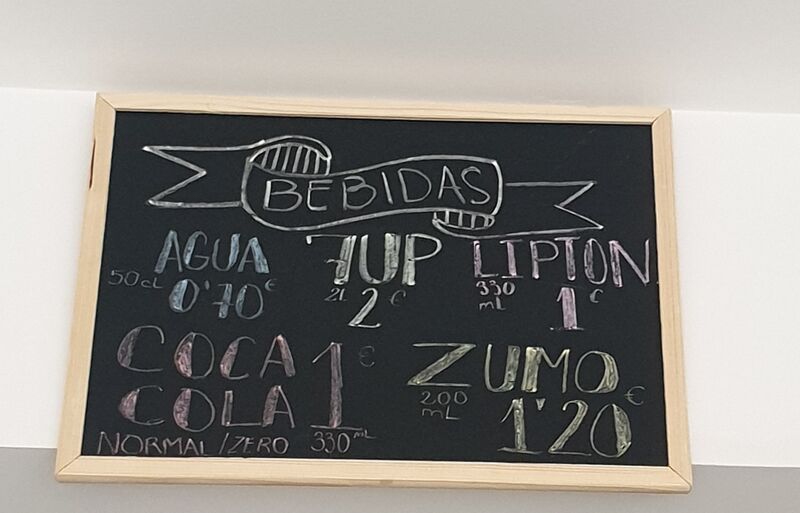 Te ofrecemos Refresco, te, zumo natural de naranja, agua y cafe,,,