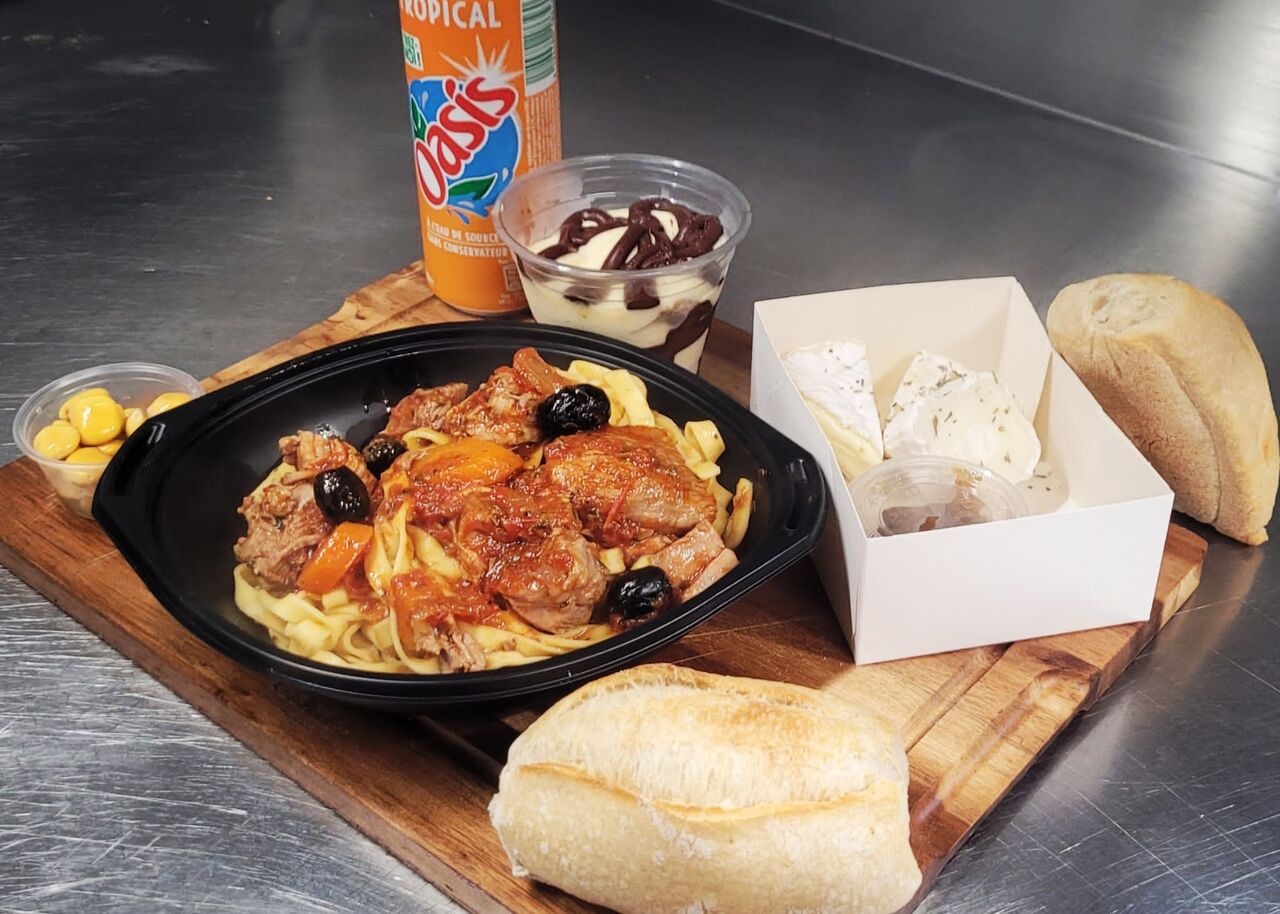 Sauté de dinde à la provençale, tagliatelles fraîches, trio de fromages et sa confiture de figues et noix. Tiramisu au Nutella 