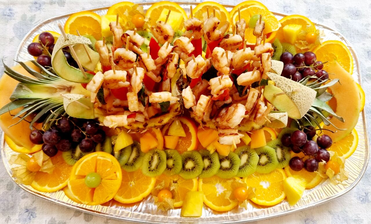 Ananasboot mit gegrillten Garnelenspieße