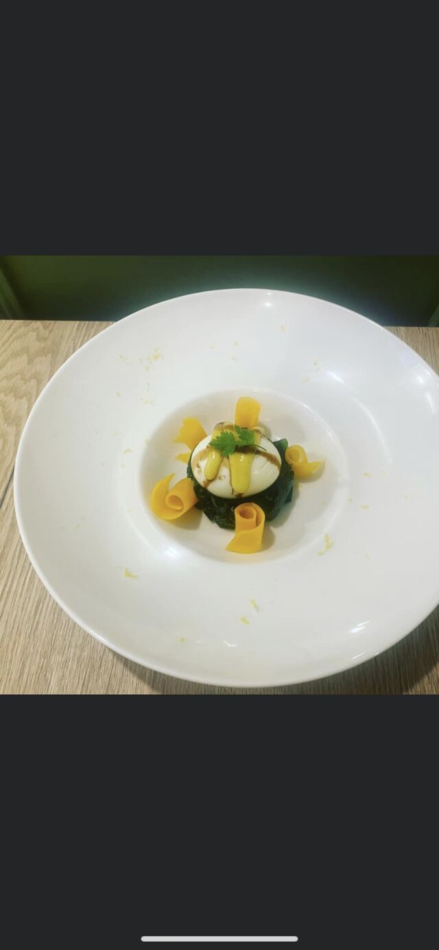 Œuf mollet sur son lit d’épinards et sa mayonnaise au curry 