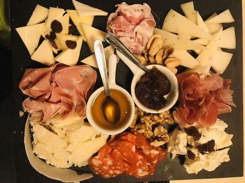 Tabla de quesos y embutidos italianos