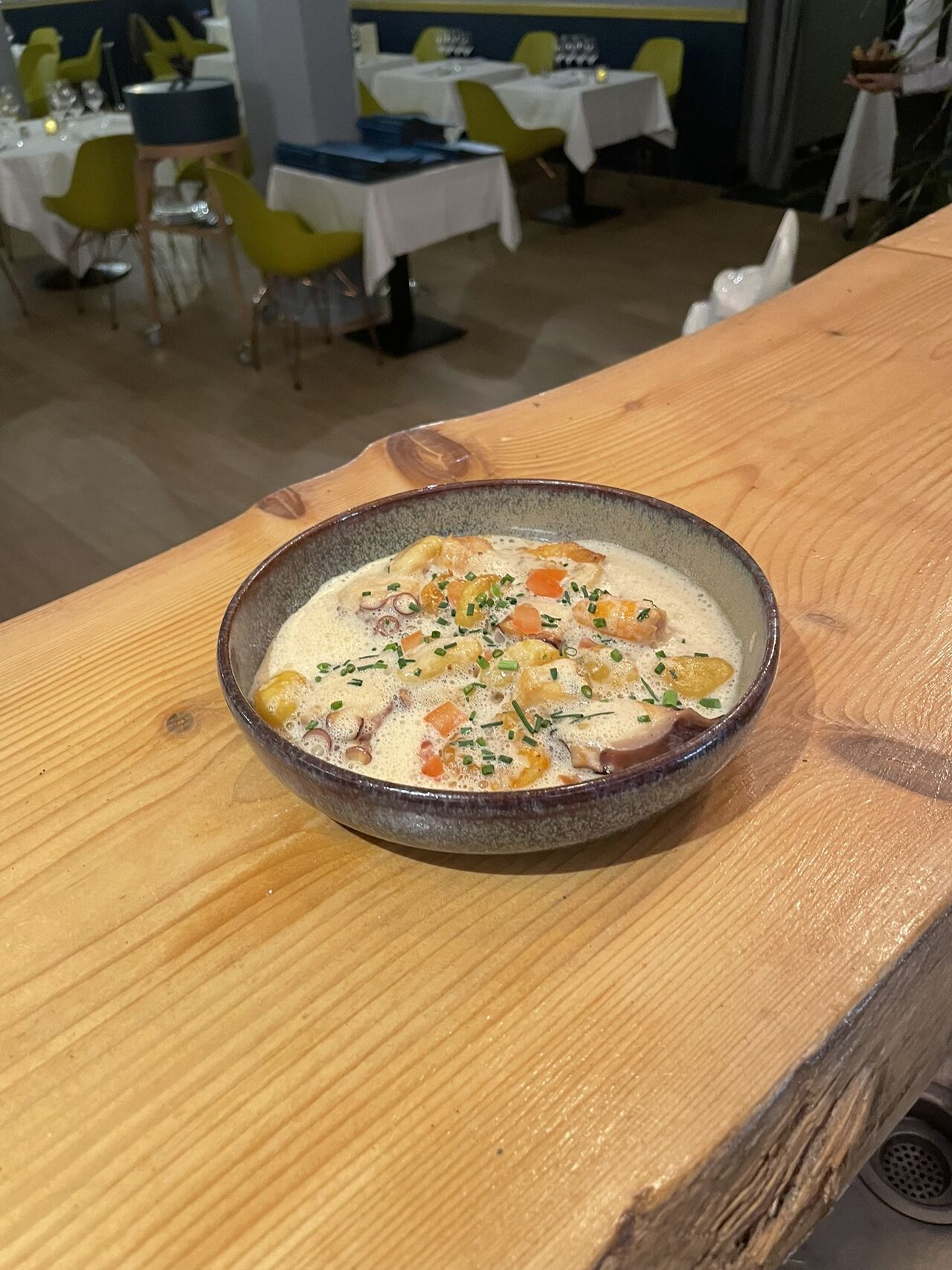 La cassolette de gnocchis, homard et langoustines, crème de crustacées