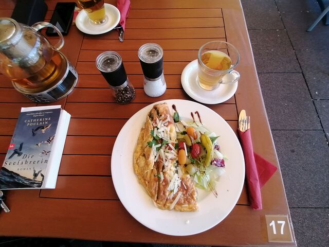 Omlett und griechischer Bergtee